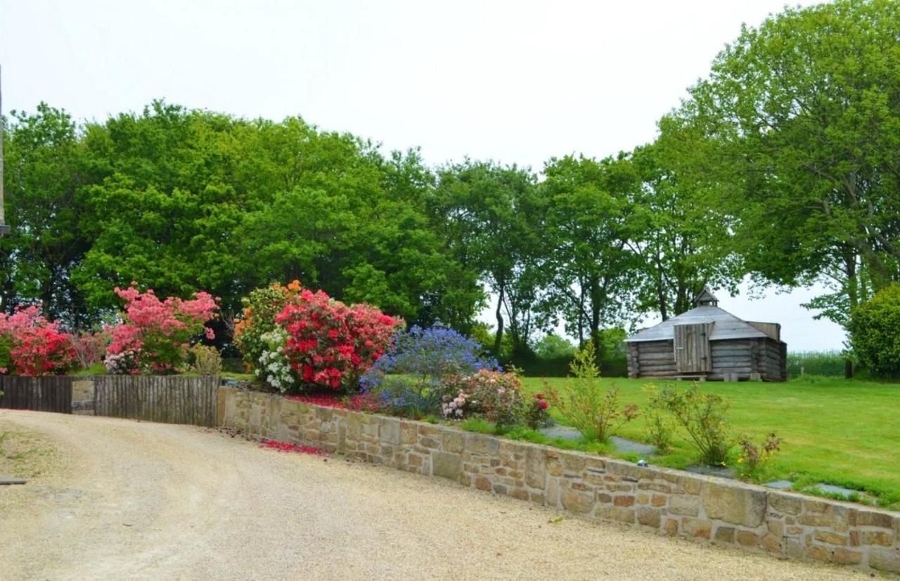 Maison Spacieuse A Plougonven Avec Jacuzzi Et Jardin Exterior photo